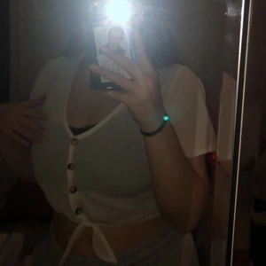 Sommar topp - Enkel och fin sommar topp som går att matcha till mycket. Storlek XS använt ett fårtal gånger, Passar inte mig längre