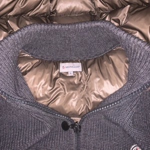 Moncler hooded cardigan - Strl L passar M, knappt använd skick 8,5/10 inga skador på jackan/tröjan. Sitter som M ska