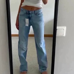 Zara jeans - Säljer mina favo lågmidjade jeans från zara, populära men har tröttnat på de litegrann. Inga fläckar elr något liknande. Jag är cirka 165 o de är perfekt längd. 