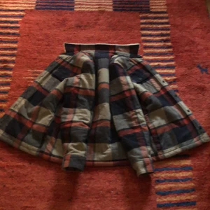 Holister yllejacka. Helt oanvänd. - En jacka från Hollister som är otroligt bekväm med ullig innsida. Perfekt för vinter. Dessutom helt oanvänd.