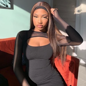 Svart klänning  - Kort svart bodycon klänning från Pretty little thing. Jätte fin med sneakers eller klackar. Tjockt material, inte alls see through och figursydd. I Storlek S, men passar XS och en liten M. Pris 150kr.🖤