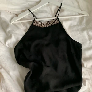 Super fin topp till fest eller nyår! - Säljer min super fina topp perfekt till nyår eller fest! Den är i satin aktigt tyg med fina detaljer runt halsen. Korsad i ryggen. Skriv vid intresse 💕