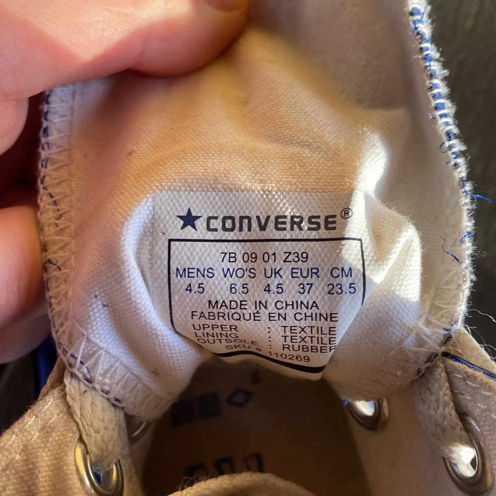 Conversen är i storlek 37, skulle gärna ha det själv men är tyvärr för små. De är mycket bra skick❤️💕. Skor.
