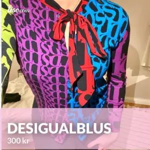 Färgglad kvinnlig blus från Desigual. Använd endast ett fåtal gånger, köpt i Barcelona för ca 600 kr. Storleken är S/M. 