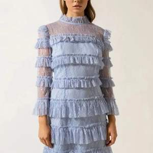 Säljer denna oanvända Carmine Mini Dress i blått. Prislapp kvar.