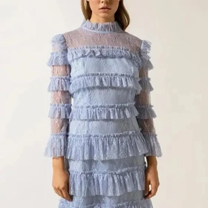 By Malina Carmine Mini Dress - Säljer denna oanvända Carmine Mini Dress i blått. Prislapp kvar.