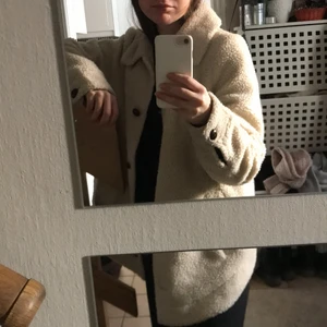 Teddy jacka  - Skönaste teddy jackan ifrån vero Moda!❤️❤️❤️😍 super bra skick!!⭐️💗💗🥰