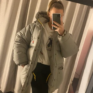 Fjällräven jacka  - Beige fjällräven jacka i strl S, knappt använd!! Jackan har inga fläckar, märken eller repor och ser med andra ord ut som ny! Säljer jackan för att jag är i behov av pengarna💕