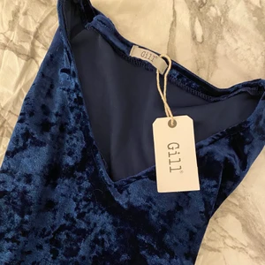 Mörkblå sammetsklänning  - Helt ny oanvänd klänning. Kanske till nyår? Jag fick den i julklapp förra julen men tyvärr är den för stor:( därav säljer jag den vidare. Den är mörkblå med en slits som går ungefär vid knäet. Super fin men som sagt fel storlek. Nypris 250kr