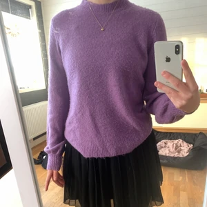 Lila tröja  - Super fin tröja med fin hals, dina armar och en super fin färg😍 den är i ett använt skick men är fortfarande väldigt fin.