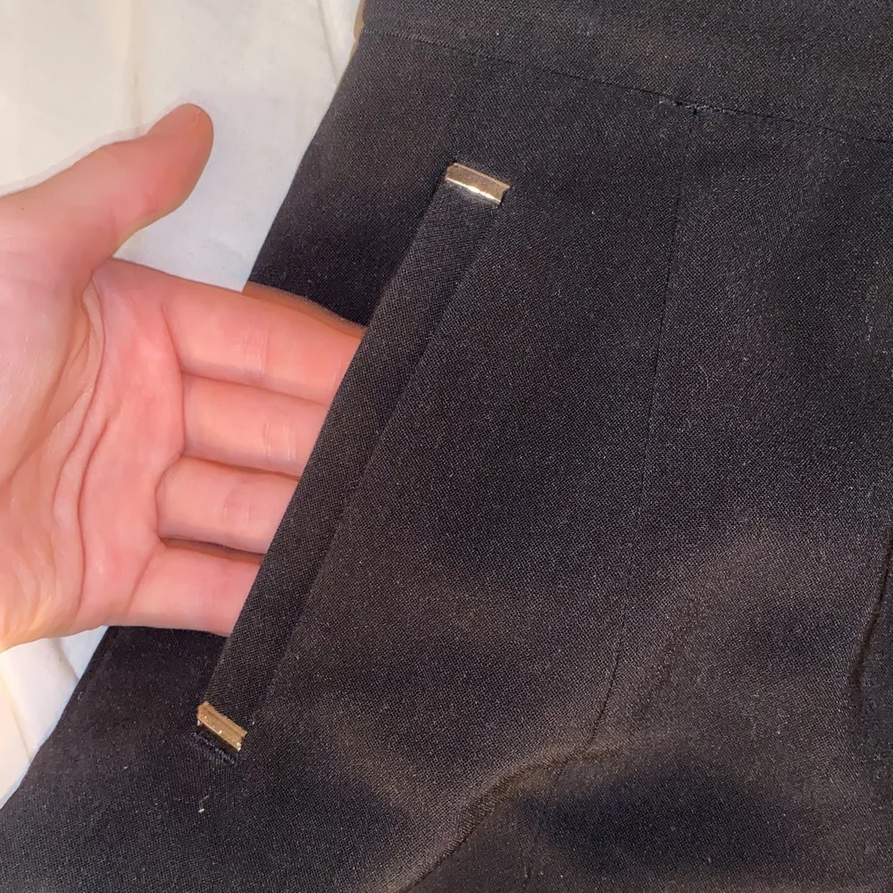 Kostym shorts med guldiga detaljer på framsidan, Fake fickor på baksidan men äkta fickor på fram. Sitter fint och är bra kvalitet. Knappt använda. Strl 32 från H&M . Shorts.