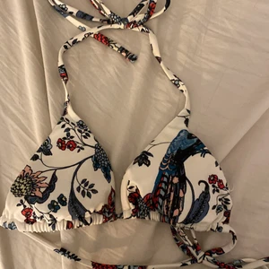 Trekants bikini strl XXS - En för liten bikini överdel från Lindex, man knyter runt om, sitter bra, använd förut. Strl XXS 