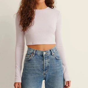 Ribbad långärmad crop top - Säljer denna otroligt fina croppade tröjan från NAKD då jag råkade beställa hem fel färg och tog bort lapparna innan jag insåg det. Men har dessa tröjor i andra färger och de är mina absoluta favoritplagg!!🌟 Ärmarna är långa, modellen kort men normal i storlek och färgen är kanske mer rosa än vad som syns på bild. Nypris var 199kr och vid önskan av fler bilder är det bara att höra av sig!!💗💘💓
