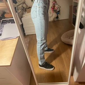 Levis 501 jeans  - Från Levis. Storlek 25 läng 30. Aldrig använda. Jag är 164 cm lång. Ljusblå 