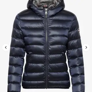 säljer min mörkblå Colmar Originals ladies jacket matte hood! varm pufferjacka (tjockare modell) i nyskick, inga fläckar, hål eller slitningar! italiensk storlek 42 vilket är som en small/medium/36/38. nypris 4999, kvitto och äkthetsgaranti följer med. pris kan diskuteras! 💘