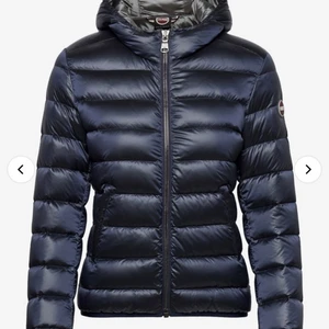 colmar dunjacka dam - säljer min mörkblå Colmar Originals ladies jacket matte hood! varm pufferjacka (tjockare modell) i nyskick, inga fläckar, hål eller slitningar! italiensk storlek 42 vilket är som en small/medium/36/38. nypris 4999, kvitto och äkthetsgaranti följer med. pris kan diskuteras! 💘