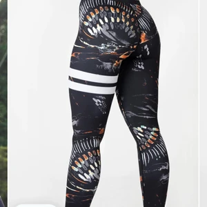 Stronger thights  - Säljer nu dessa träningsbyxorna ifrån stronger i stolek. Xs  Endast använda 1-2 gånger  Köpta för 800kr och säljer de nu för 250 plus en frakt på 62kr