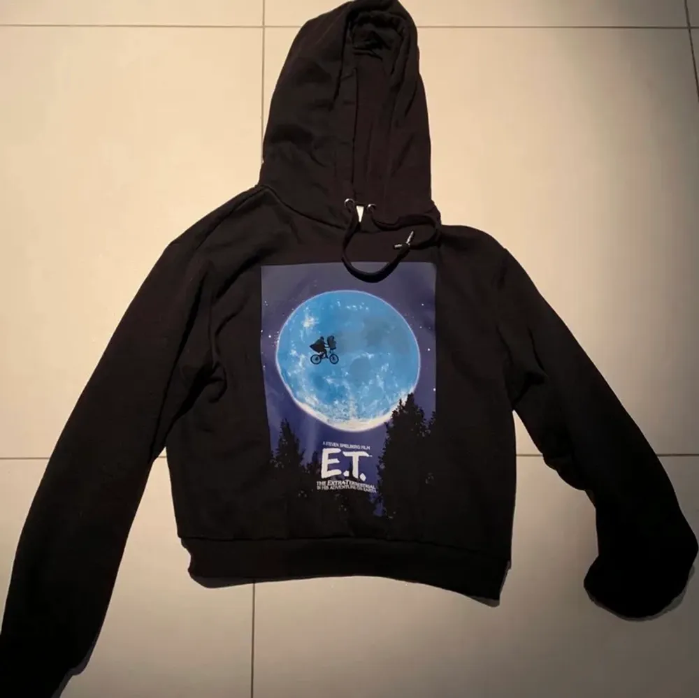 Snygg E.T hoodie som tyvärr inte har kommit till andvändning eftersom att den är lite för liten för mig, köpt här på Plick ❄️🥰🙃 säljer den för 80 kr exklusive frakt . Hoodies.