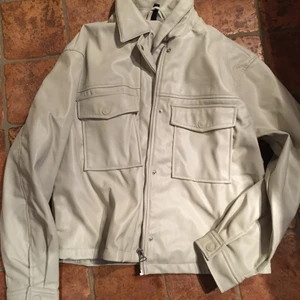 Skinnjacka i rak modell. Strl S - Helt ny jacka i snygg rak modell.