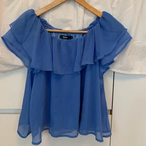 Blå festtopp  - Blå festtopp från Bikbok i stl S. Använd 2 gånger. Kan användas på 2 olika sätt, se bilder. (Liten fläck på ”volangen”) 