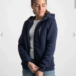 Sail racing kofta  - Mörk blå sail racing kofta, väldigt skön och passar nästan till allt. Köptes i orginal pris, 899kr. Storlek 160, passar mig som har storlek Xs/s. Väldigt skön och snygg! Använd fåtal gånger, Max 3 gånger. Köpare står för frakt! 