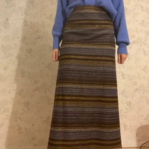 Långkjol - Långkjol som är gjord i Sverige från oklar tid. Storlek 42 men i dagens mått antagligen EU 36/38 skulle jag säga! Jättefin och skön! 