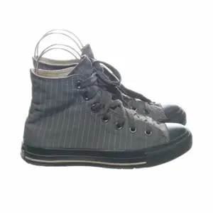 Supersnygga converse skor i grå/vit💕 Köpta på sellpy men knappt använda pågrund av för liten storlek. Dem är 37 men passar någon som har 38. 