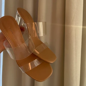 Perfekta Klackar🤎 - Genomskinliga klackar från zara! Rätt så hög klack men bekväma att gå i. Använda ett par gånger så de är lite slitna men går att fixa till. Passar till ALLT🤍