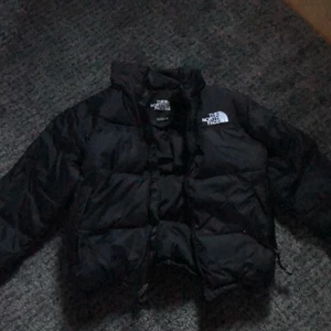 North face jacka  -  fin jacka som jag köpte i för stor storlek. Jag skulle även kunna tänka mig byta mot en mindre dam storlek i s eller xs💕 Hör av er vid intresse!💕 