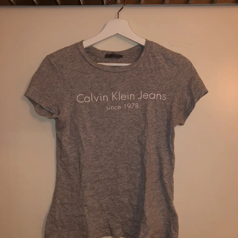 Ljusgrå t-shirt från Calvin Klein. Köpt på NK Stockholm för 400 kr. . T-shirts.