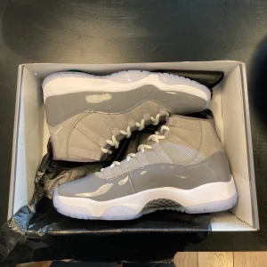 Jordan 11 cool grey - Säljer ett par Jordan 11 cool grey i storlek eu42/us8.5 skicket är 10/10 aldrig använda och allt originellt kommer med. Priset är 2350 och skickas spårbart med postnord. Är det någon fråga tveka inte att skriva.