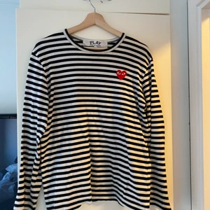  Comme des Garçons PLAY - Strl M, långärmad, passar både dam och herr. Relativt liten, passar en S om man vill ha den oversized. 