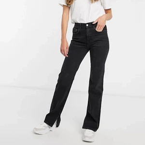 Gråa jeans med slits - (Är mer gråa än svarta syns ej på bild) Mörkgråa jeans med slits nedtill från PULL&BEAR i storlek 32 ( XS). Högmidjade raka långa jeans som går fint över skokanten. Snygga slits nedtill. Sköna och fin färg! Kontakta privat för fler bilder.💕💕 Köparen står för frakt 