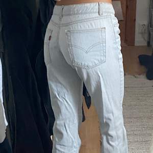 köpta second hand. Lågmidjade levis jeans. W28L34. Väldigt långa i benen, jag är 178 o de når över skon. Jag brukar ha W25 men dessa passar mig.