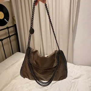Stella McCartney väska  - Intressekoll på denna skitfina Stella McCartney-väska i modellen ”Falabella Fold-Over Tote” som tyvärr inte kommer till användning. Med väskan får man även med en liten portmonnä i samma färg med Stella McCartney-loggan på! Skriv gärna till mig i DM om bud som du kan tänka dig att köpa väskan för!🧚🏼✨
