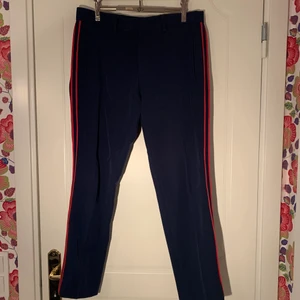 Kostymbyxor  - Blå Kostymbyxor med rand på sidan skick 9/10 lite i storleken