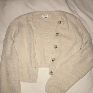 Mjukaste koftan strl 34/36 - Så himla mjuk och skön kofta från missguided. Endast testad, strl 34/36! Beige med brun/beigea knappar💖