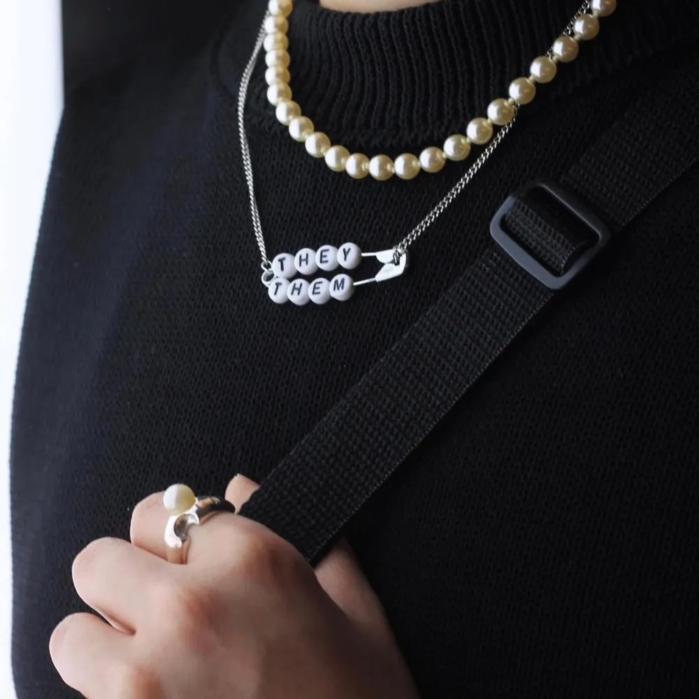 Halsbandet ”MIKA” är designat för att du ska kunna bära din könsidentitet med stolthet men också för att supporta HBTQI+ rörelsen. Säkerhetsnålen på MIKA symboliserar solidaritet och stöd, för att fler ska känna sig sedda och trygga.  Pronomet på halsbandet är givetvis anpassningsbart, after all är alla våra produkter anpassade efter dig.🤎  Köp: 1. Via vår Instagram: @lastingequality 2. Köp via vår hemsida: finns länkad på Instagram 3. Skriv till oss på plick  Frakt tillkommer utanför Stockholm. Accessoarer.