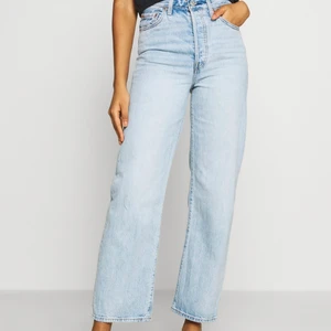 LEVIS JEANS - LEVIS jeans i modellen ribcage straight ankle i w28xl28. Dem går ner till skorna på mig som är 168cm och motsvarar ungefär M i storlek. Köpte dem i london för något år sen och dem är fortfarande i lika bra skick och kvalite. Inga skador eller slitningar alls!!💞