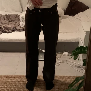 Weekday jeans - Säljer mina jättefina bruna weekday byxor. De är helt oanvända. Dessa byxor är low straight i modellen Arrow och de är bruna. Storlek 23/30. De åker precis ner till hälen på mig som är cirka 153 cm. Säljer för 300 + frakt! (Jag kan betala halva frakten)😊