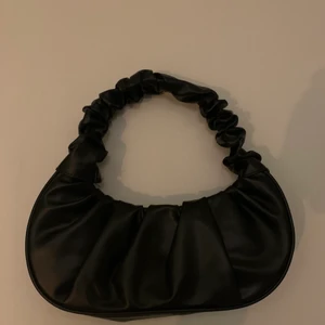 Väska - Säljer denna handväskan från shein, aldrig använd💘💘💘