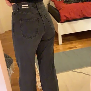 Jeans - Perfekta jeans från Dr.Denim, sitter jätte bra på!! Superfin svart/grå färg. 