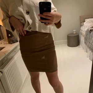 Brun skinnkjol - En super fin brun skinnkjol från 2NDDAY🧡