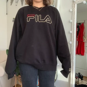 Fila  - As skön fila tröja i storlek L. Varsamt använd, köpt på junkyard en gång i tiden. Älskar den men har för mycket tjocktröjor i garderoben:( 