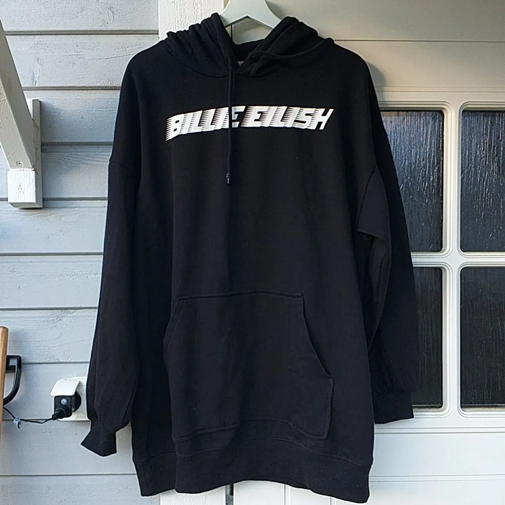 Billie eilish hoodie från h&m, köptes här på plick men har andra jag föredrar. . Hoodies.