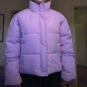 Puffer jacket💙 - Säljer denna asslta jacka som jag använde som skidjacka förra vintern❤️ den är i storelk M och är köpt från missguided. Syns bra i skidbacken😍 frakten är inräknad i priset❤️