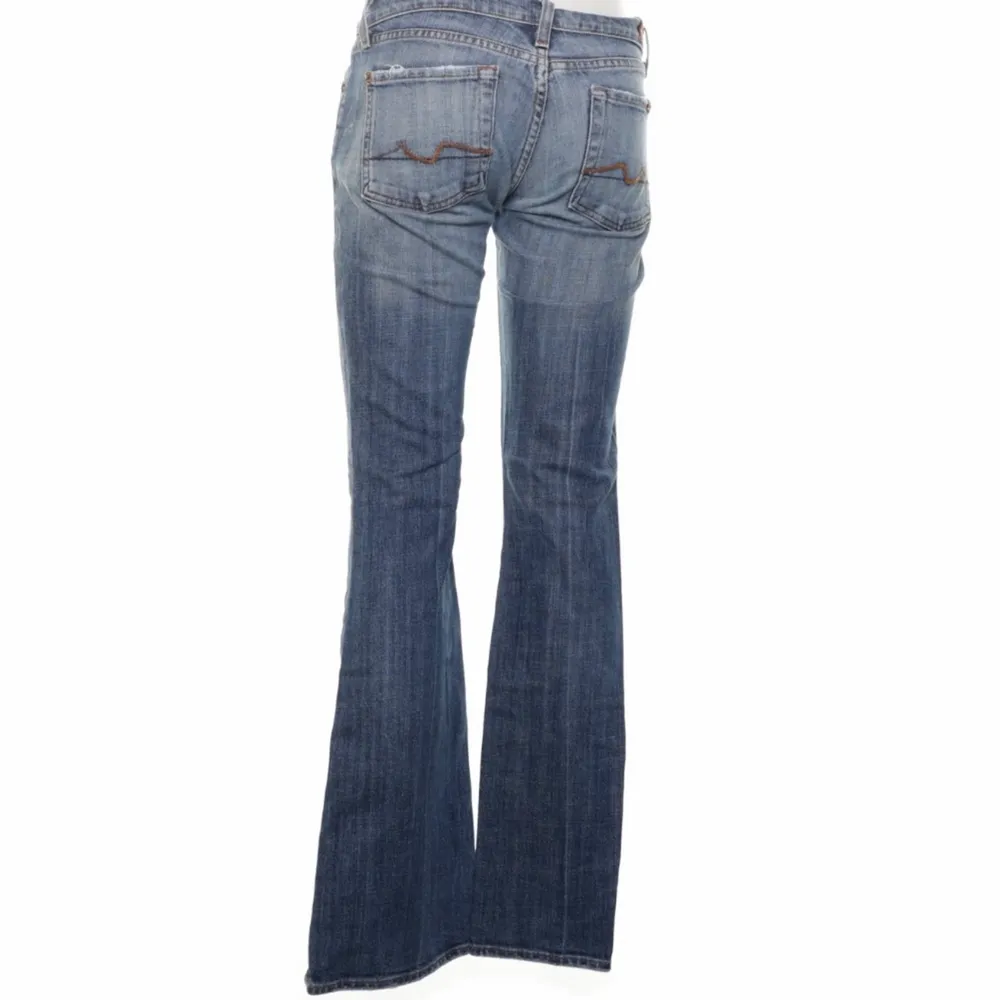 Världens snyggaste jeans som va för små för mig:// färgen syns bäst på sista bilden och de verkar nästan oanvända😊 W28, skulle säga att de är som en liten 36a, går ner till hälarna om man är 175cm eller kortare!. Jeans & Byxor.