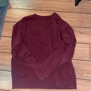 Vinröd hoodie  - Säljer denna extremt sköna och varma tröja. Man kan styla den väldigt snyggt. 