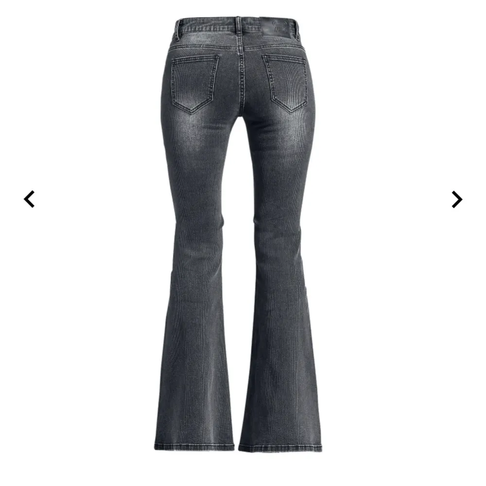 Säljer dessa HELT nya och oanvända. Lappen sitter kvar!! Skriv för fler bilder :) Nypris: 600kr. Jeans & Byxor.