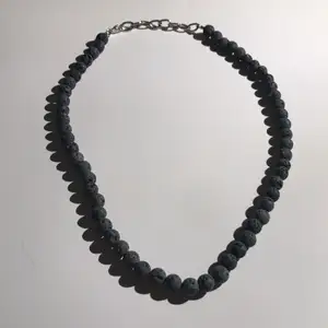Halsband grå/svarta stenar går att göra längre/kortare:))
